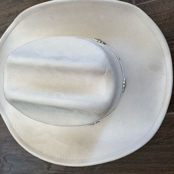 🤍 White Western Cowboy Hat with Silver Conchos – Timeless & Chic 🤍 - Picture 3 of 10